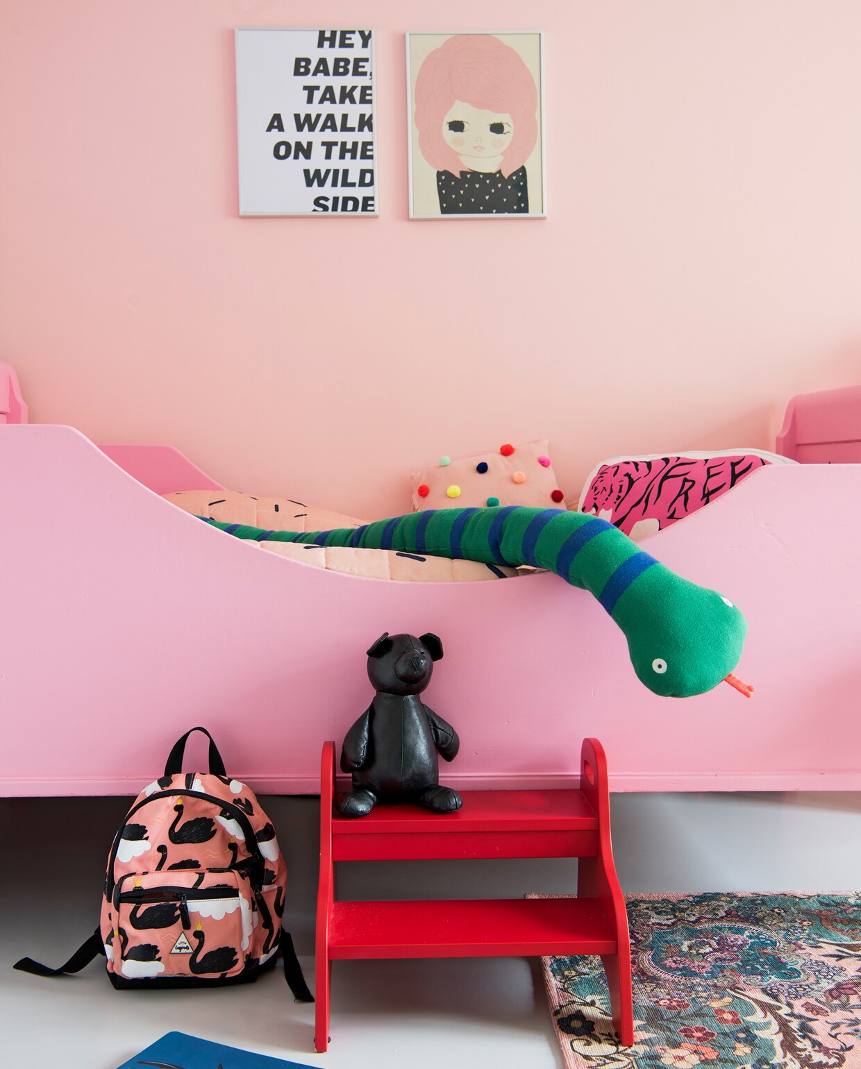 Bed van Marktplaats geverfd in kleur Zoet van Histor. Trapje Ikea. Lichtroze pompon-kussen en Jake the Snake knuffel van merimeri.com. Aan de muur illustraties van psikhouvanjou.nl. Kleed rozenkelim.nl.
