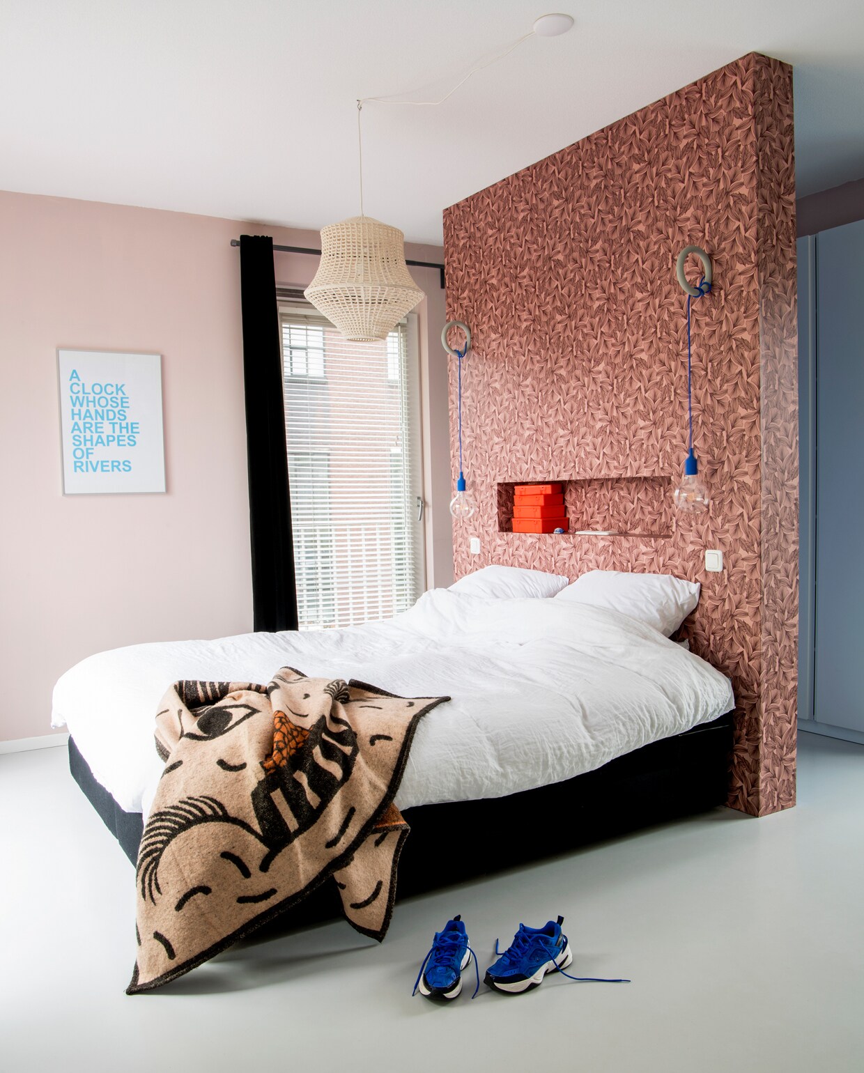 Roomdivider behangen met behang van Roomblush. Erop monteerde Marc twee Gym Hooks van Hay. Daaraan hangen lampen van Muuto. Witte hanglamp van Piet Hein Eek. Print aan de muur van David Horvitz. Deken Monki. Stapel oranje Japanse opbergdoosjes in nis, mudinmay.com.