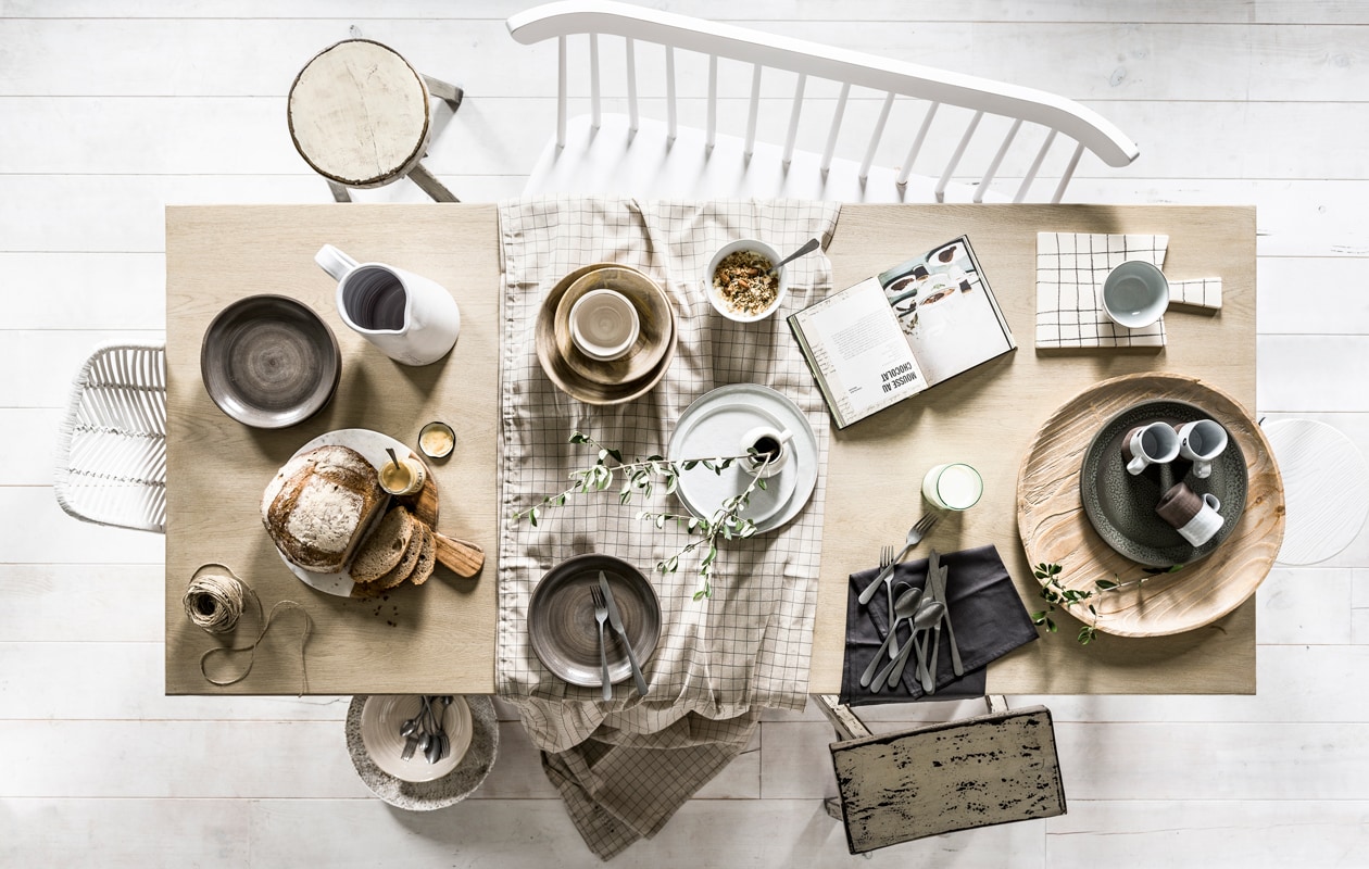 Stoel Cosy van Leitmotiv, 85,7×44,5×54,6 cm (hxbxl). Eettafel Brugge van Lifestyle, 240x100x76 cm (lxbxh) € 1299,-. Krukje Cortez van So True by Troubadour, 50×30 cm (hxØ). Bord Dai van Casa Vivante, Ø 24 cm. Karaf Vida van Casa Vivante, hoogte 24 cm. Snijplank van Vestbjerg, 40x30x1,5 cm (bxØxh). Schaal Canvas Krijt van Zusss, Ø 35 cm. Schaal June van Casa Vivante, 8,5×26,5 cm (hxØ). Bestekset Vintage Stonewashed van Amefa, 24-delig 6 personen. Tafelkleed Grid van Zusss, 300×150 cm. Schalen van Ib Laursen, 8×25 cm en 7×20 cm (hxØ) set van 2. Kom June van Casa Vivante, 7×10,5 cm (hxØ) set van 4. Zetel Duo van Bodilson, 86x115x48 cm (hxbxd). Kom Solid van House Doctor, 7,6×14 cm (hxØ) set van 2. Bord van HK Living, Ø 28 cm. Bord Solid van House Doctor, Ø 22 cm. Karaf Micha van Casa Vivante, 19,5×10 cm (hxØ). Glas H20 van House Doctor, 14×8 cm (hxØ) set van 4. Servet van vtwonen, 50×50 cm set van 2. Krukje Alexi van So True by Troubadour, 48x35x48 cm (lxbxh). Broodplank Cubes van HK Living, 21×33,5 cm (bxl). Kom van HK Living, 6,5×12 cm (hxØ) set van 2. Dienblad van HK Living, 3,5×47 cm (hxØ). Bord Vida van Casa Vivante, Ø 30 cm. Mok van House Doctor, 9,5×7,3 cm (hxØ) set van 2. Kruk Skills van BePureHome, 41-60×41 cm (hxØ).