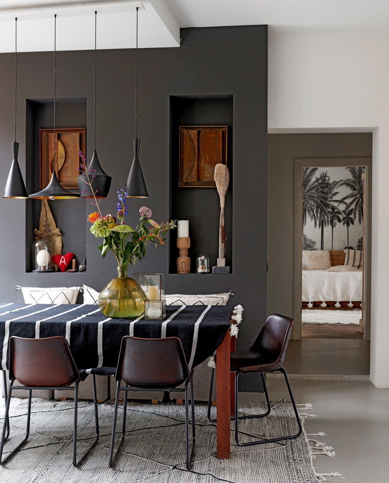Lampen Tom Dixon, parelmoerlamp Verner Panton. Kleden en kussens uit Marrakech. Tafel Pols Potten, bank Loods 5, stoelen Basiclabel. Gietvloer in betonlook. In de nissen: eigen werk, een beeld dat ze cadeau kreeg en objecten gekocht bij een verzamelaar van rariteiten op Markplaats.