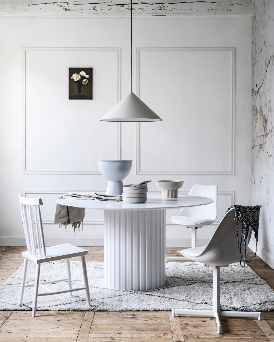 Latten decorlijst mdf, lengte 260 cm per stuk vanaf € 5,50 (karwei.nl). Fotobehang Milano met marmerprint, 300×300 cm per rol € 149,- (karwei.nl). Vloerkleed Tango, 180×220 cm € 180,-, schilderij op canvas Rozen in een vaas van Henri Fantin-Latour, 30×40 cm € 52,- (werkaandemuur.nl). Tafel Pillar, 75×140 cm, € 895,-, hanglamp Triangle Ø 60 cm € 239,-, metalen bloempot in Rustic wit, 46×45 cm (hxØ) € 49,95 (hkliving.nl). Witte stoelen Flow van vtwonen, 84x56x48 cm (hxbxd) per stuk € 113,50, stoel Family no.4 van Design House Stockholm € 215,- (vtwonen.nl). Witte kom Indi met spikkelglazuur € 35,- (made.com). Kommen Hantverk per stuk € 12,95 (ikea.nl). Wit linnen tafellaken Gullmaj, 145×240 cm € 24,95 (ikea.nl). Topje (10dayslifestyle.nl).