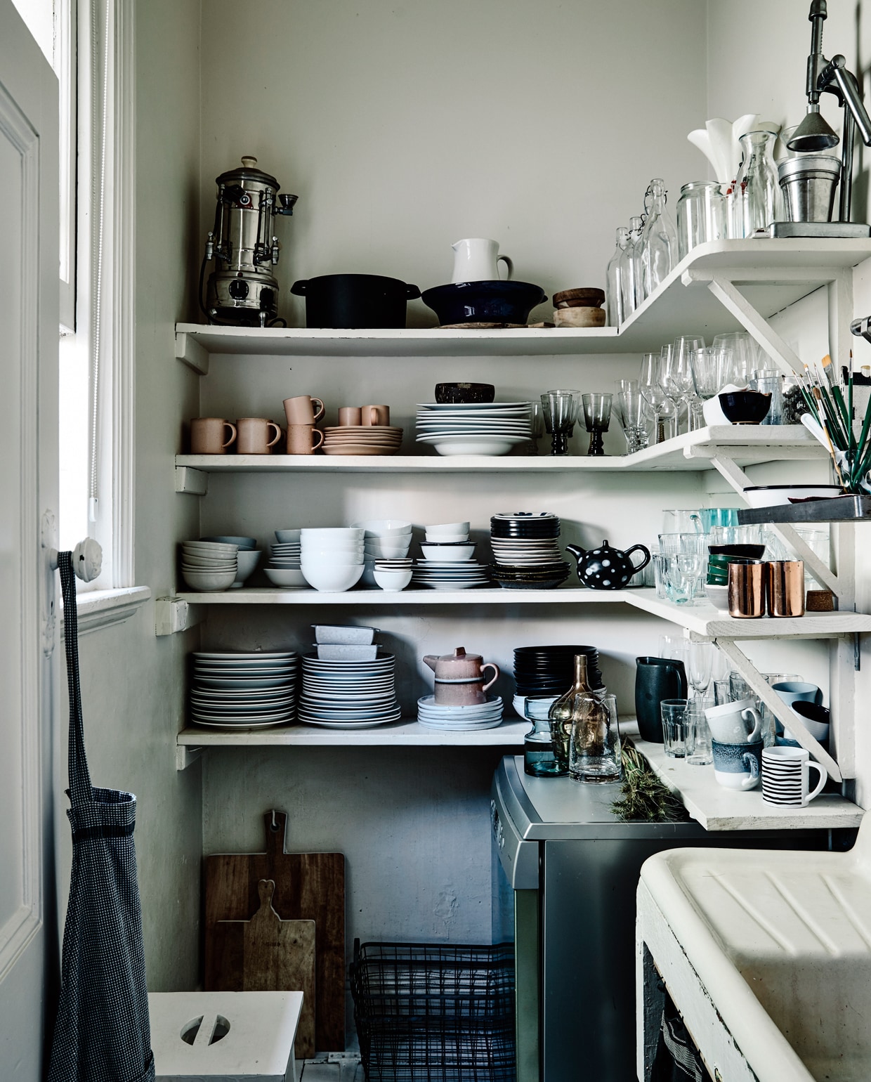 Achter de keuken is de Butler’s Pantry bewaard gebleven. Kruk van Ikea. De Marokkaanse theepot is in Parijs op de kop getikt. De mix &amp; match serviesverzameling is van HK Living en verschillende merken en winkels uit de buurt.