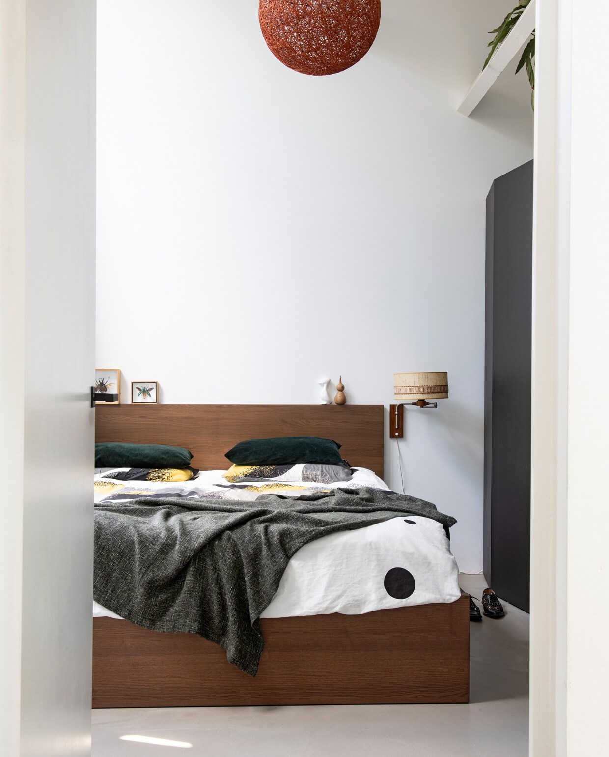 De ouderslaapkamer met bed en beddengoed van Ikea. Groene kussens van Karwei, vintage lamp van marktplaats.nl, hanglamp Praxis, houten vogel Architectmade.