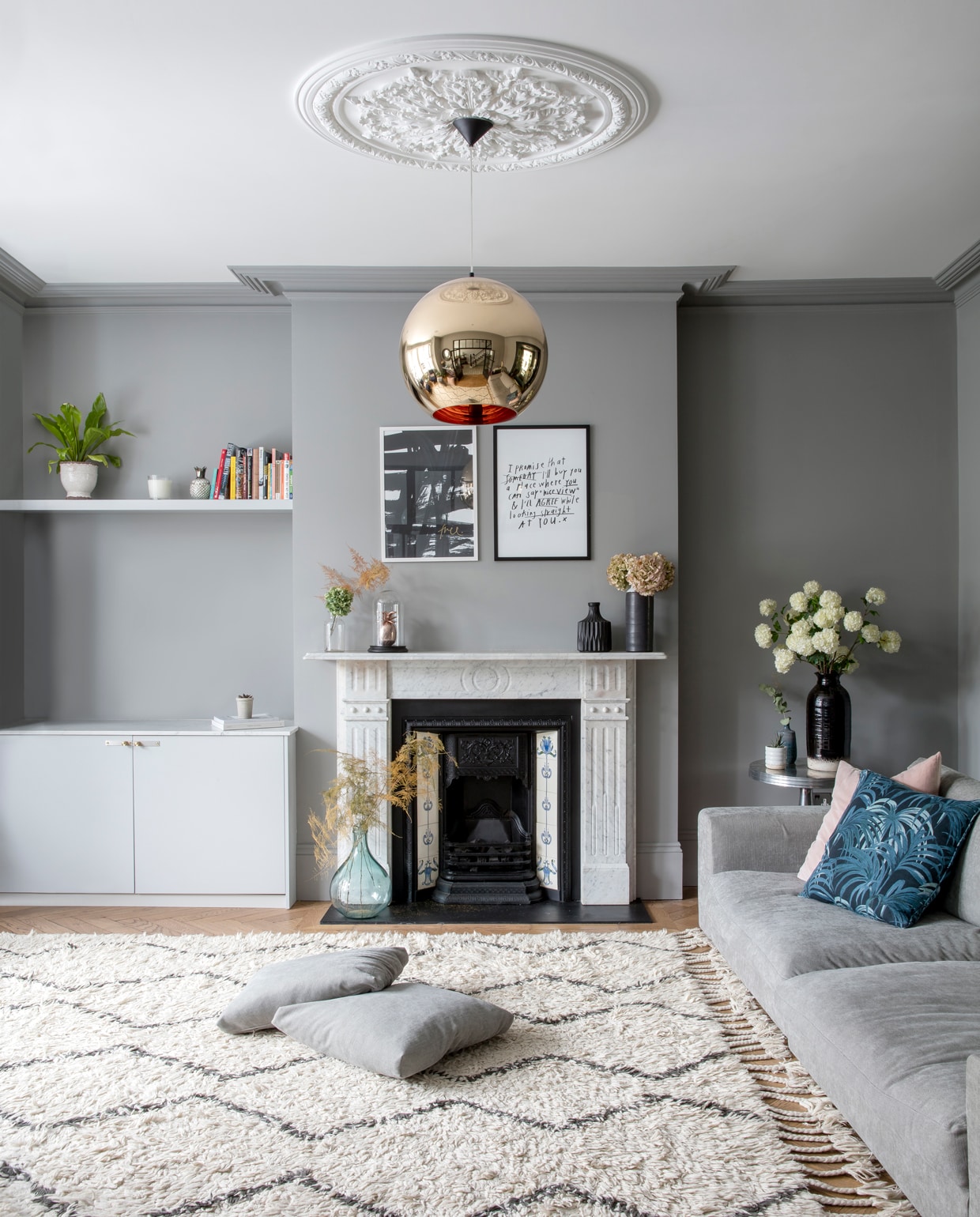De familiekamer, waar Sommer de meeste tijd met haar kinderen doorbrengt, kreeg een Scandinavische touch. Hanglamp van Tom Dixon, de kunst komt van House Curious.