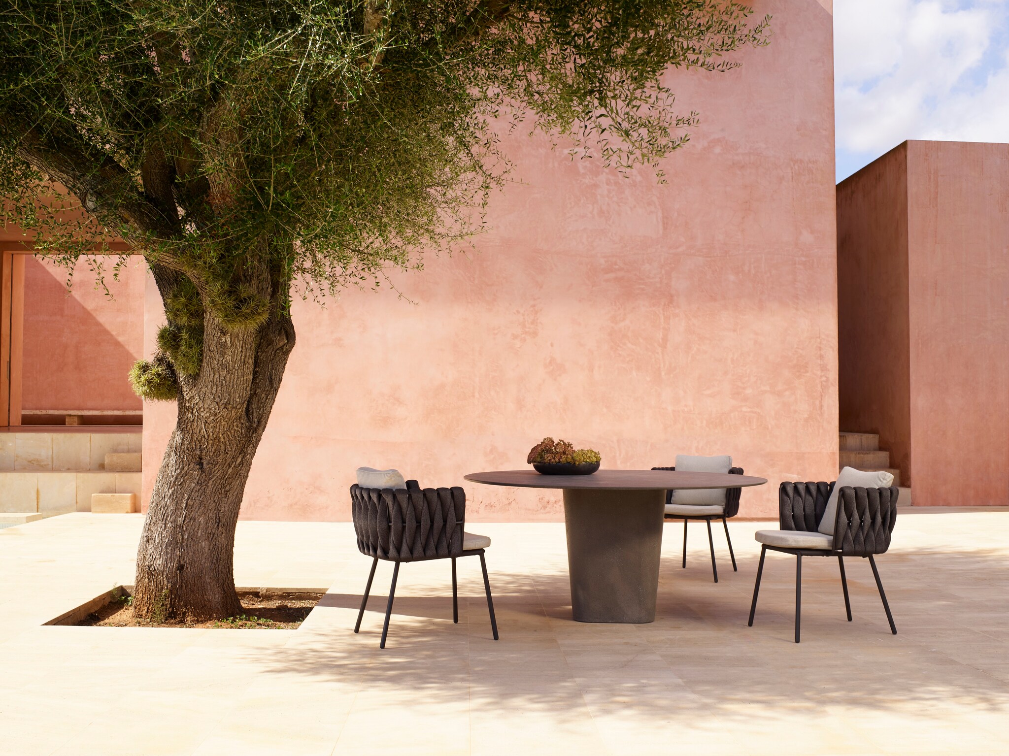 Tao tafel, Tosca stoelen (bij Hanolux)