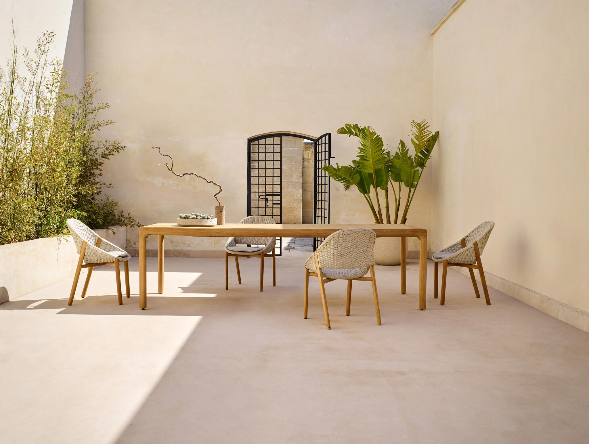Elio armchair, Illum tafel (bij Hanolux)