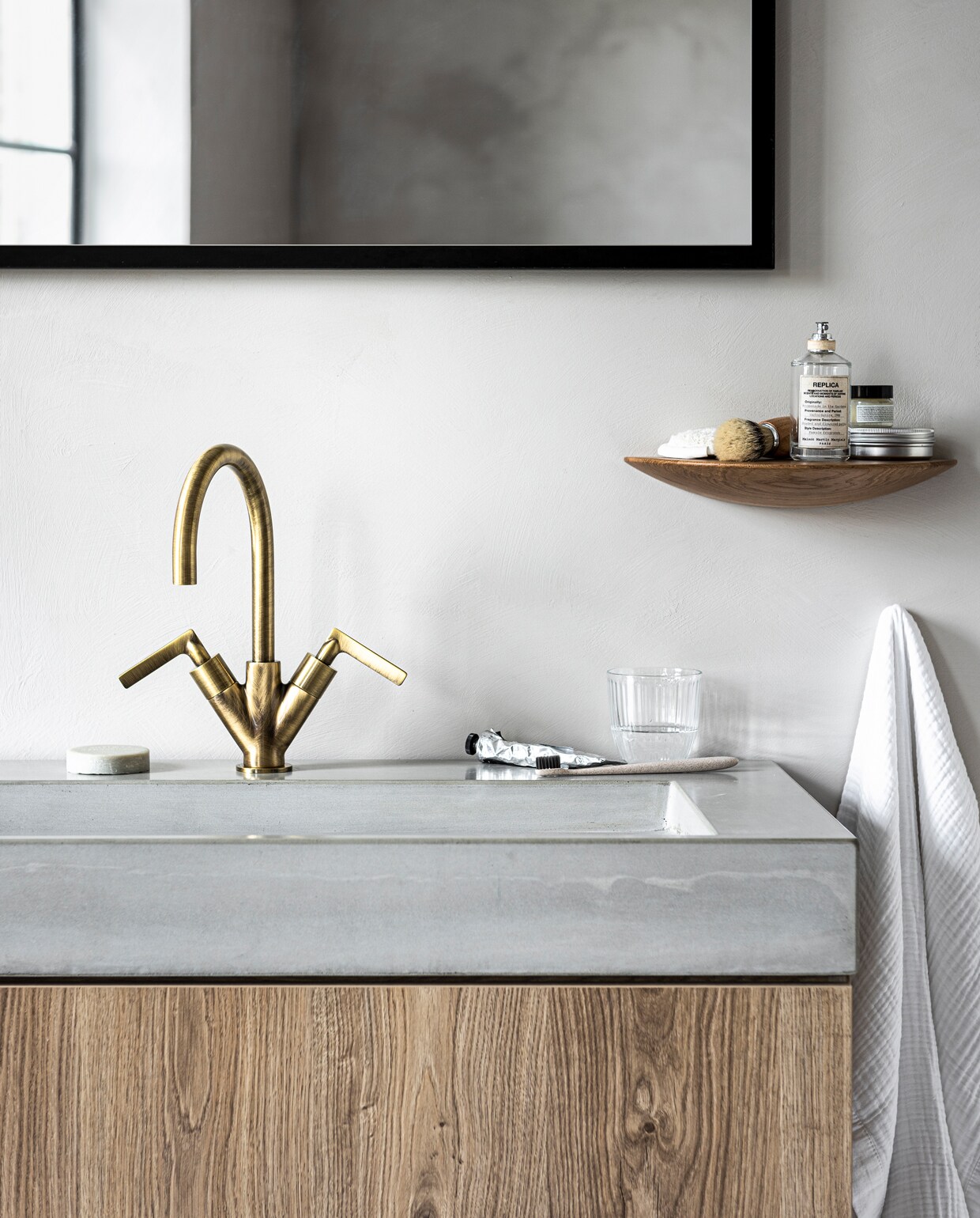 Wasbak Tank van beton in Concrete, met 2 kraangaten, 10x60x46 cm (hxbxd) (zie vtwonenbaden.nl voor overige uitvoeringen). 2-greeps wastafelkraan Grip in Bronze, hoge uitvoering, ook verkrijgbaar in Chrome, Charcoal, Black Steel en Brushed. Onderbouwkast Cube van eikenhoutfineer in Oak, hangend met 1 lade 30x60x43,5 cm (hxbxd), ook verkrijgbaar in Oak Black, en in 30x90x43,5 cm (hxbxd), 30x120x43,5 cm (hxbxd), staand met 2 lades. Spiegel Goodmorning in Black, 30×60 cm, ook verkrijgbaar in Oak en in 45×60 cm, 60×60 cm, 90×60 cm, 120×60 cm.