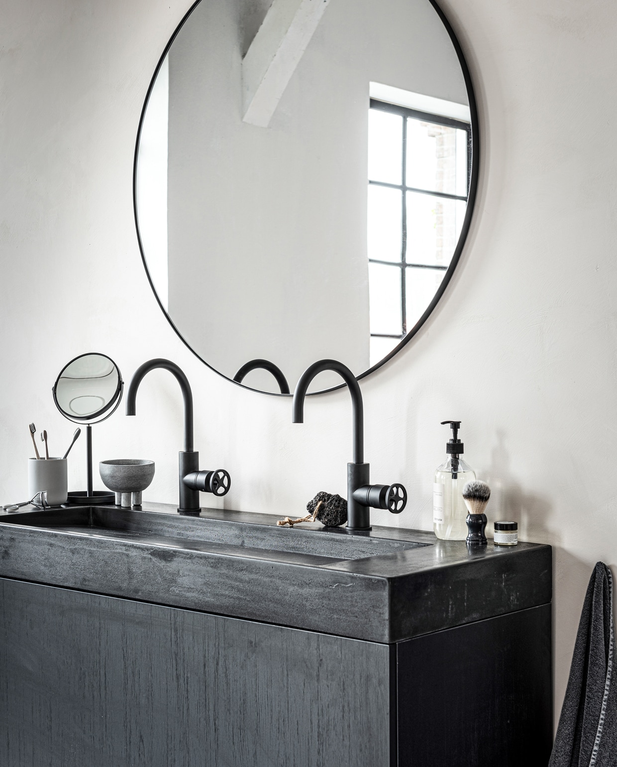 Wasbak Tank van beton in Concrete Black, met 2 kraangaten, 10x120x46 cm (hxbxd) € 1199,- (zie vtwonenbaden.nl overige uitvoeringen). Onderbouwkast Cube van eikenhoutfineer in Black, staand met 2 lades, 84x120x43,5 cm (hxbxd) € 819,-, ook in Oak Black en in 30x90x43,5 cm (hxbxd) € 699,-, 84x90x43,5 cm (hxbxd) € 739,-. 2-greeps wastafelkraan Flame in Charcoal, hoge uitvoering met industriële greep, 23 cm, per stuk € 520,-, ook in Chrome € 380,-, Black Steel, Bronze en Brushed, alle drie € 596,-.