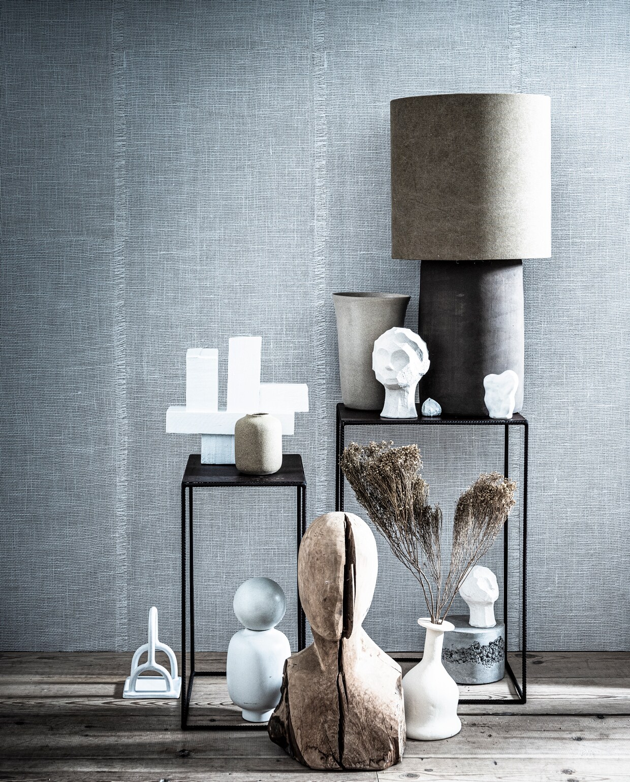 Behang Uno uit de collectie Insero in kleur 46550 (arte-international.com). Oud Frans zinken bad (pietjonker.nl). Glazen bijzettafel (hkliving.nl). Scrubhandschoen, onderdeel van spa-set in toilettas, puimsteen (loods5.nl). Houten kapstok, linnen ochtendjas, grijze linnen kussenslopen (hm.com). Wollen trui, hemdje met kant (stadspaviljoennoord.nl). Wollen vloerkleed, 200×300 cm (therealrugcompany.co.uk). Grijze fluwelen poef, theepot, kop, blauw kussen van Tibetaans schapenvacht (bolia.com). Beige bijzettafel, witte bol, craquelé schaal, cilinder (covanderhorst.nl). Fles van gehamerd glas, rond bouclé kussen, bouclé plaid (zarahome.com). Linnen dekbedovertrek in kleur Misty Grey, linnen kussenslopen in kleur Misty Grey, linnen laken in kleur Misty Grey (bymolle.com). Overig privébezit.