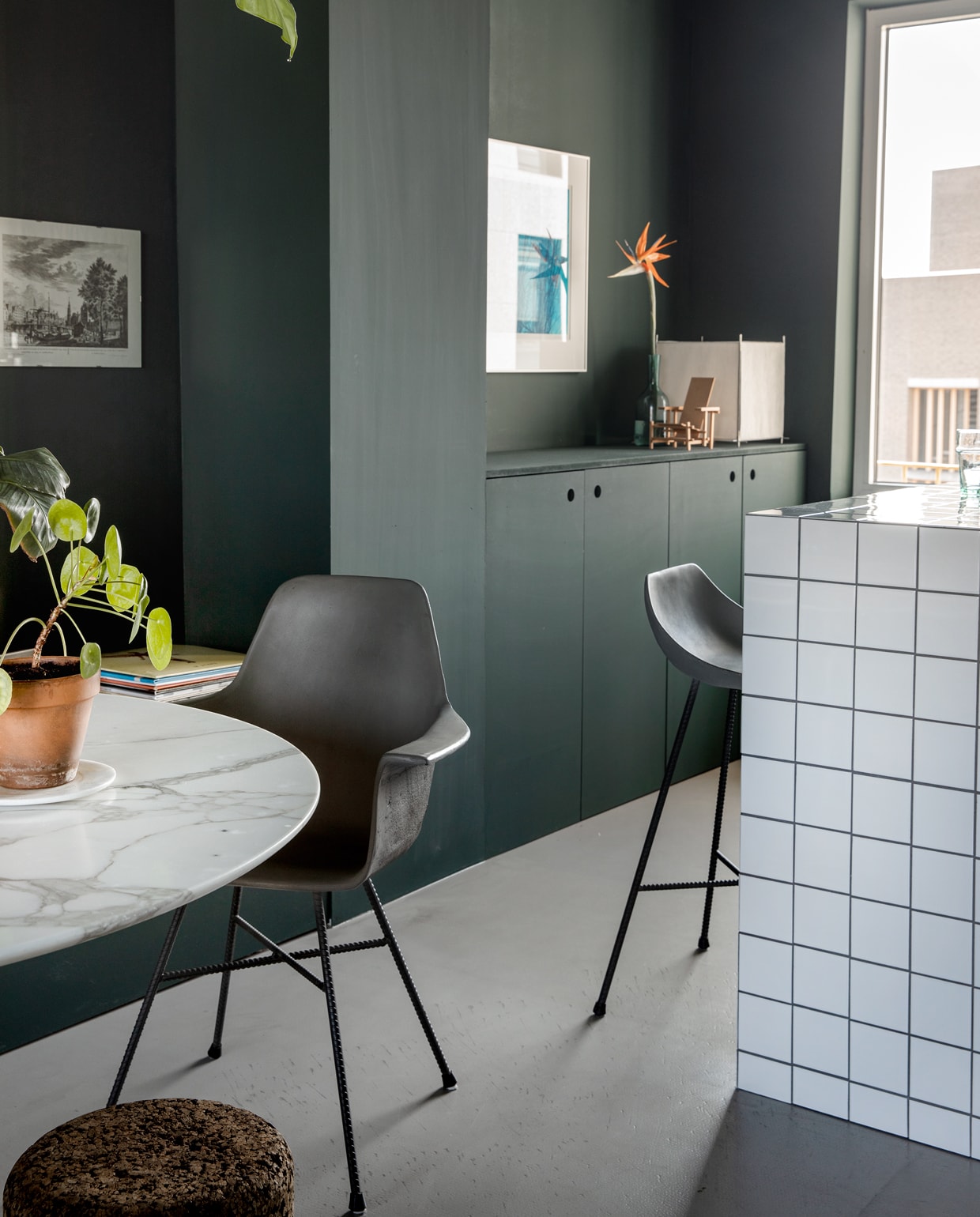 Betonnen stoel van Lyon Béton via La Boutique Blanche. Grafische print van Amsterdam gevonden bij Kringloop Kerkstraat. Poef Cork High van Moooi via Canoof.