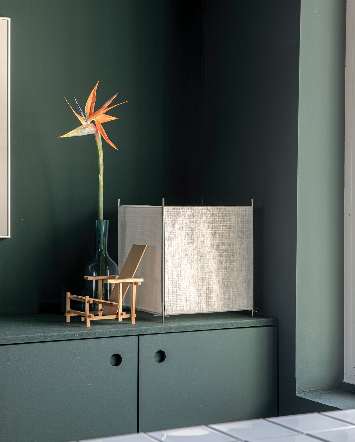 Kunstwerk van Aad Schram via Art Olive. Blauwe vaas PS Collectie Ikea. Miniatuur Rietveld-stoel hadden ze al. De vierkante lamp Lotek van Benno Premsela was een erfstuk (o.a. verkrijgbaar bij Fonq).