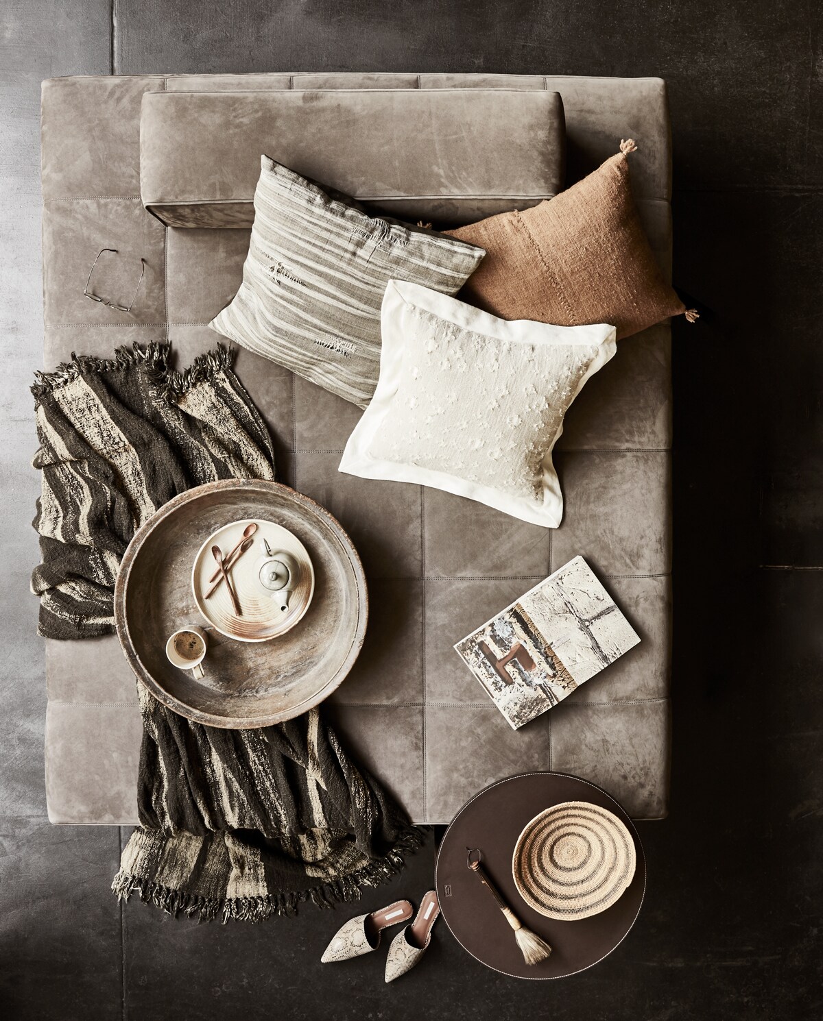 Daybed van Minotti, leren bijzettafel (covanderhorst.nl). Houten schaal (pietjonker.nl). Boek van Birgitta de Vos (sukha.nl). Mok met kleurverloop van Wonki Ware, schaaltje met ringprint, kussen met kwast 50×50 cm (couleurlocale.eu). Bril met koker (harlequin-lisse.biz). Kwast, kussen met streep (badenbaden.nl). Theepot (loods5.nl). Plaid van Winckelmann (homestede.nl). Slippers, lepel (hm.com). Gevlekt bord HK Living (vtwonen.nl). Kussen met gaatjes Theia van Nobilis (wva.nl).