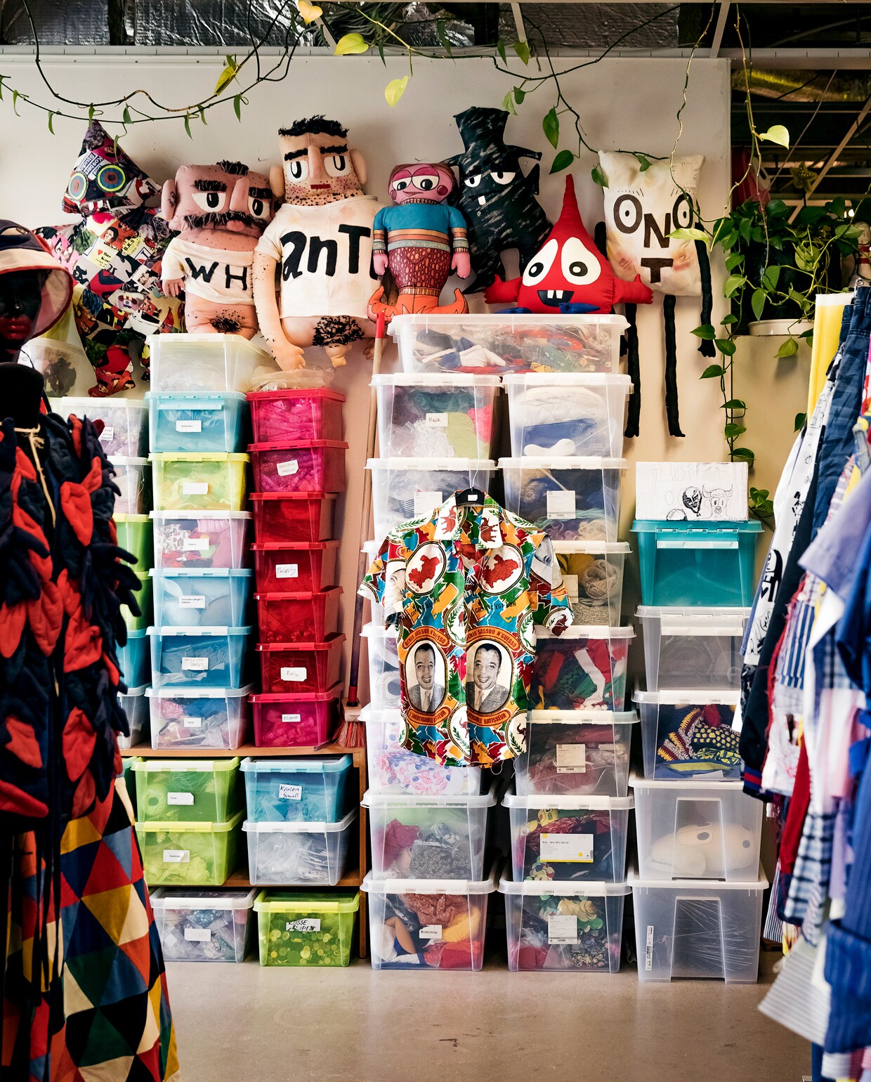 ‘Ik sprokkel en vergaar. Maar niet klakkeloos: alles heeft een functie en ik koester het zorgvuldig. Vanaf mijn academietijd heb ik alles keurig in mappen bijgehouden, gesorteerd per collectie en per project. Ik weet precies waar iets is. Tja, en dat het veel is komt mijn toeschouwers juist ten goede.’