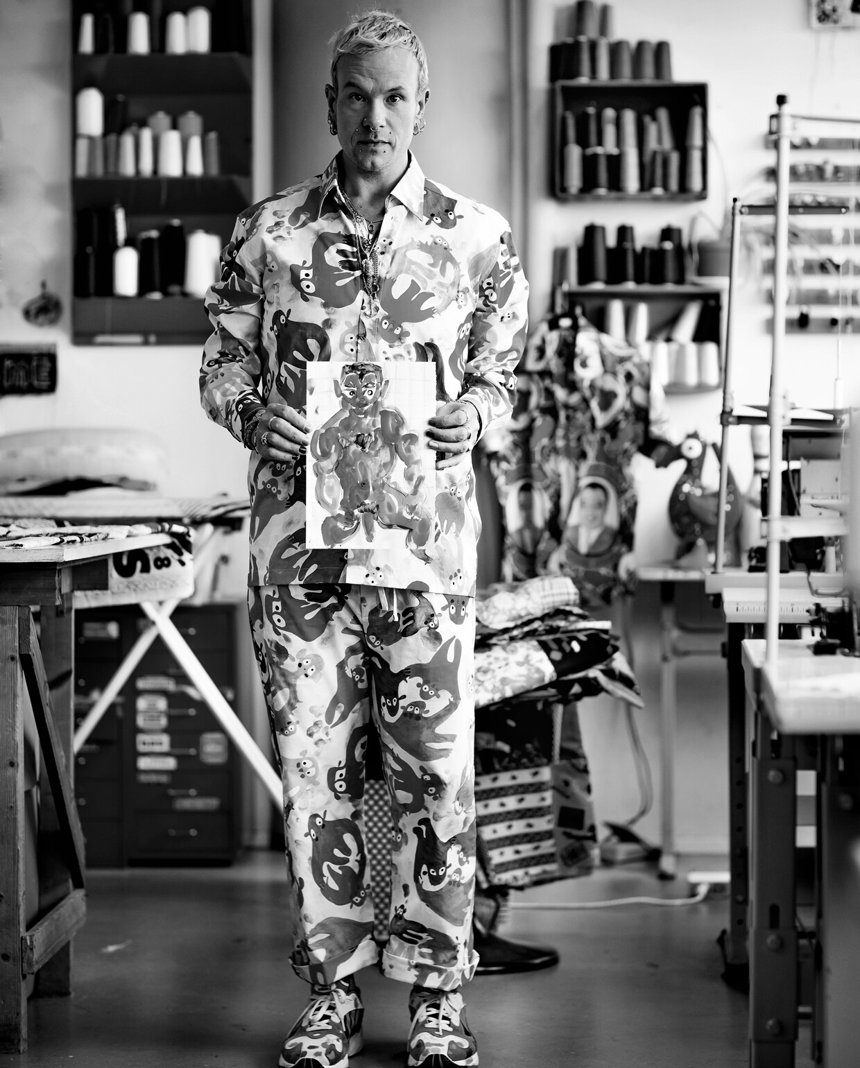 Op Bas’ outfit prijkt een print die hij onlangs voor het twintigjarig jubileum van Bugaboo ontwierp, geïnspireerd op verbinding. Het dessin toont vrienden die handen vasthouden en in cirkels dansen.