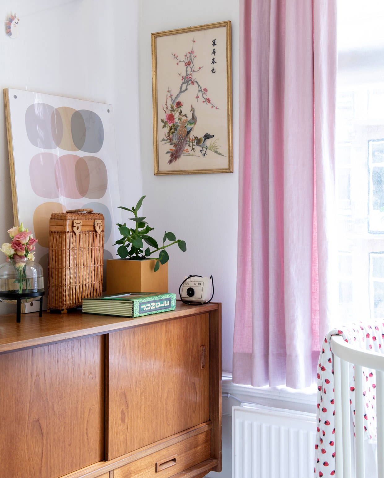 Als commode voor Lucy gebruiken Anne en Hans een mid-century dressoir, gevonden op Marktplaats. De linnen gordijnen namen ze over van de vorige bewoners. Kunst van rommelmarkten en vintagewinkels.