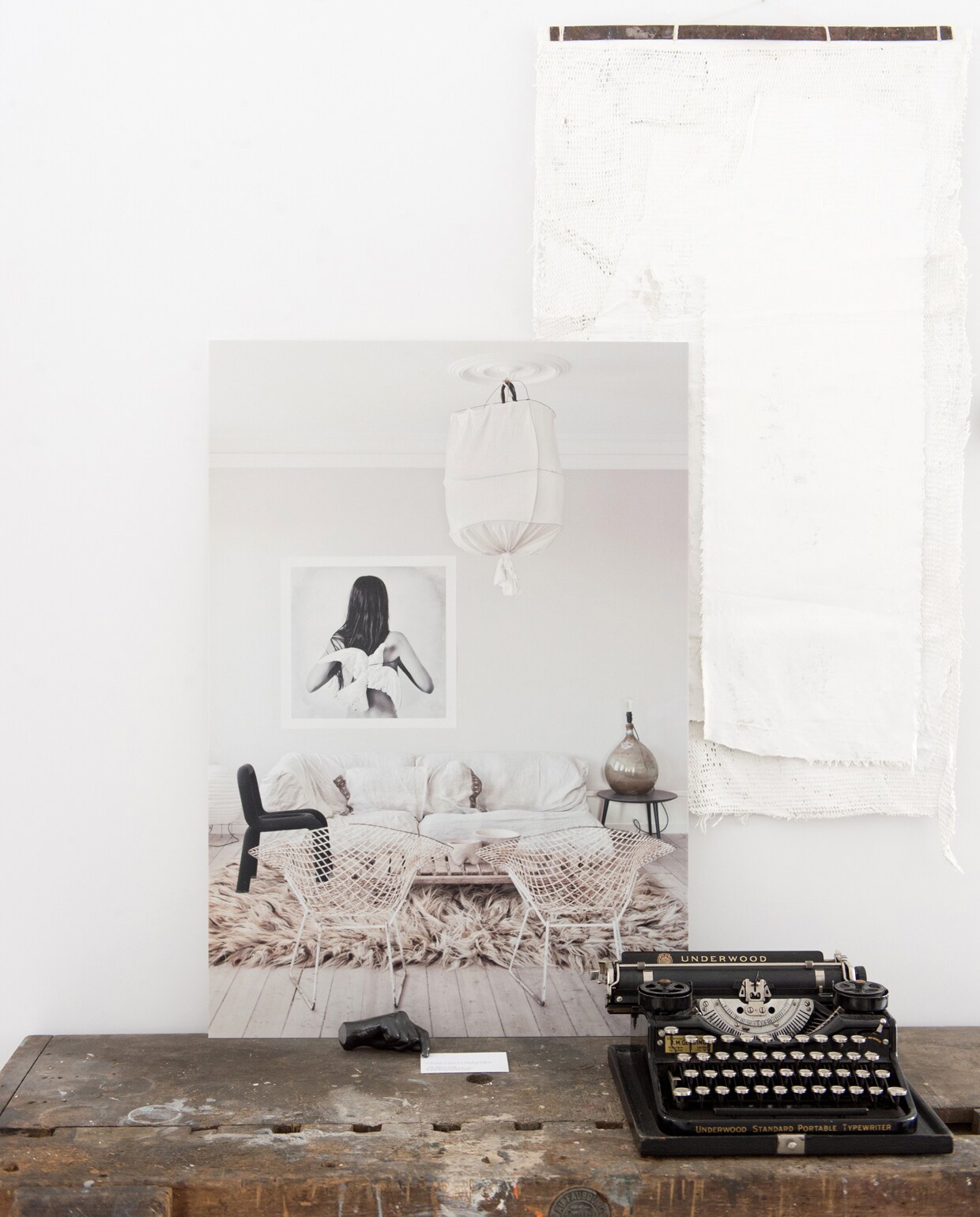 Wit kunstwerk aan de muur van Neeltje Geurtsen. Foto van mointeriors.com.