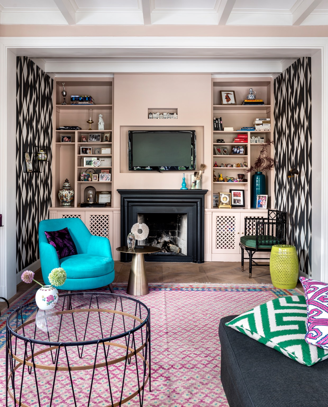 Fauteuil Eveline Interieur. Kussen Mariska Meijers. Bijzettafel HK Living. Kleed groothandel. Behang Cole &amp; Son. Muurverf Setting Plaster van Farrow &amp; Ball. In de kast een verzameling erfstukken, souvenirs, cadeaus en foto’s.