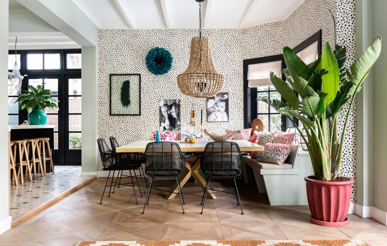 Tafel en zetel Studio Sophie. Stoelen HK Living. Kleed Eveline Interieur. Kussens Day Home en groothandel. Behang Thibaut. Veren object marktplaats.nl. Kwasten uit China. Hanglamp Flamant. Plantenpot uit Spanje via Studio Sophie. Ingelijste veer, stolp en houten object HK Living. Kandelaar en schaal groothandel. Kleur verf wand, tafel