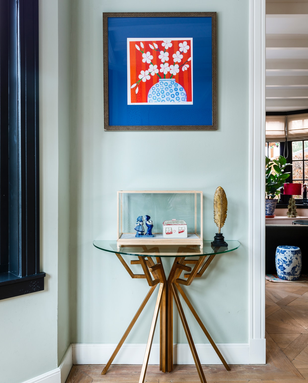 Kunstwerk Mariska Meijers. Tafeltje uit Parijs, verkrijgbaar bij Studio Sophie. Muurverf Mizzle van Farrow &amp; Ball.