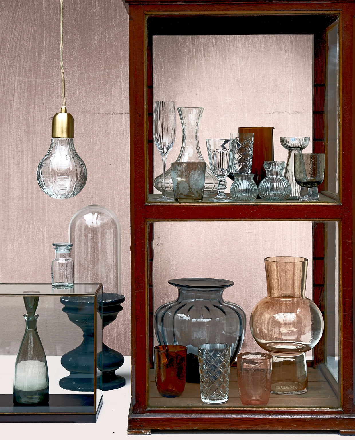 Verf achterwand Soft Clay van vtwonen (karwei.nl). Vitrinekastje (burbri.nl). Hanglamp, apothekerspot, stolp op voet (weldaad.com). Kleine vitrine (hkliving.nl). Karaf (neeflouis.nl). Op bovenste plank v.l.n.r.: geribbeld champagneglas (weldaad.com), bruin glas met bloem, karaf (polspotten.nl), glas op pootje, champagneglas Flimra met wieberpatroon (ikea.com), bruine karaf (householdhardware.nl), drie geribbelde bolvaasjes, hoog en laag, (weldaad.com), glas met bubbel op voet (polspotten.nl). Op onderste plank: grijze geribbelde vaas, glas met wieberpatroon (ikea.com), bruine vaas met bol in het midden (hkliving.nl), bruin glas en oranje glas (weldaad.com).