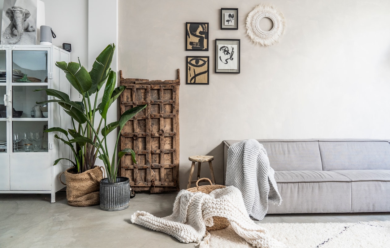 Deuren Van Hees Design. Bank By Sidde, vloerkleed rozenkelim.nl, plant fleurdirect.nl, mand Urban Nature Culture, mand op de grond Kwantum, pot tuincentrum. Plaids via Instagram. Kunst van Sanne, Bo, Urban Nature Culture en Tinystories, veren-decoratie ByBazz.