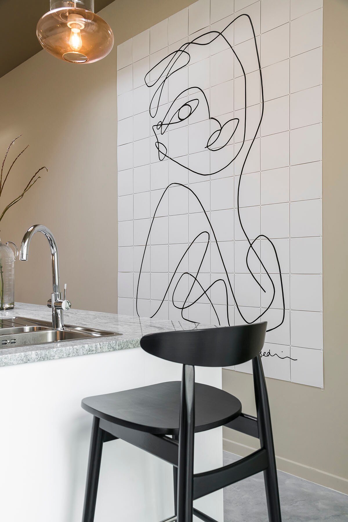 Muurdecoratie: Hybrid Pearl – ontwerp van Sefton &amp; Segedin (). Hanglamp (Fatboy), kruk (Vincent Sheppard).