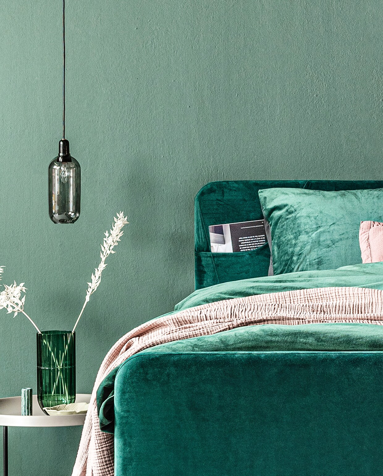 M.m.v.: karwei.nl (muurverf Bottle van vtwonen), vtwonen.nl (dekbedovertrek, roze plaid en roze sierkussen uit de vtwonen collectie, loods5.nl/design (bijzettafel, hanglamp), loods5.nl (groene schaal blad), klevering.nl (groene marmeren kandelaar, groene glazen vaas), polspotten.nl. Overig privébezit.