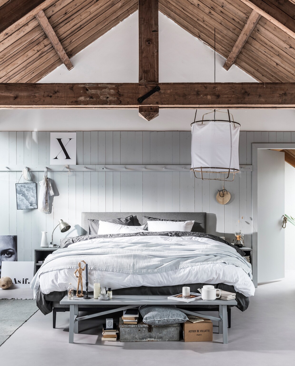 Boxspring Thyme in stof Tweed kleur Middle Grey en poten Track in kleur zwart,140×200 cm (bxl).Nachtkastje Cumin met stof Tweed kleur Middle Grey en poot Track in kleur zwart, 45×45 cm.