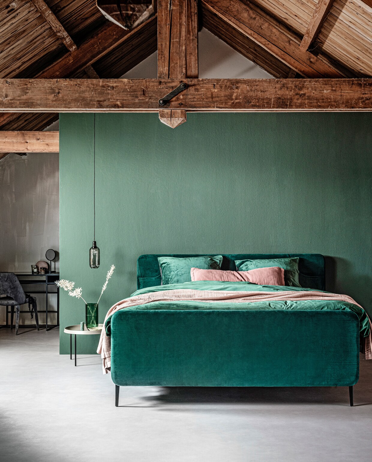 Boxspring Basil met stof Glory in kleur Bottle Green, zwart metalen frame en poot Track, 140×200 cm (bxl).