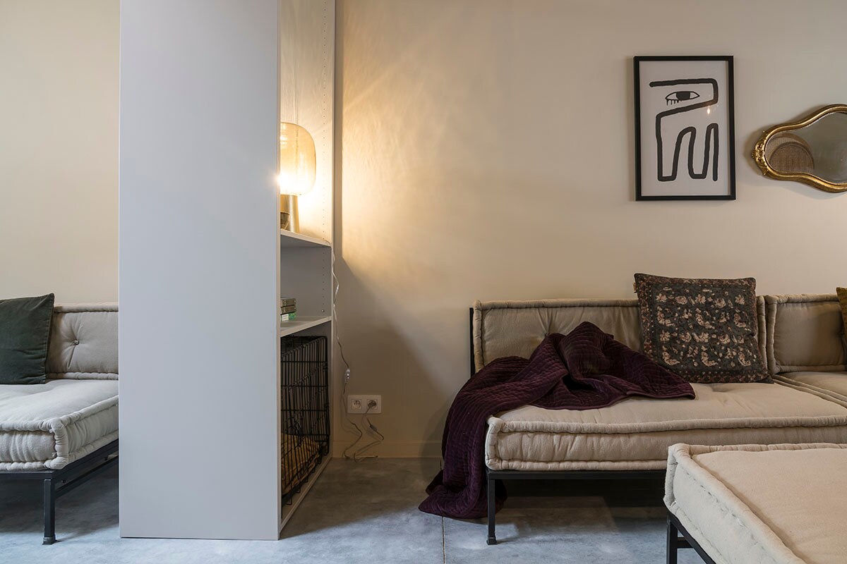 Roomdivider – steengrijs (). Daybed (Household Hardware), tafellamp (House Doctor), poster (Bloomingville). Hondenbench en spiegel (privébezit).