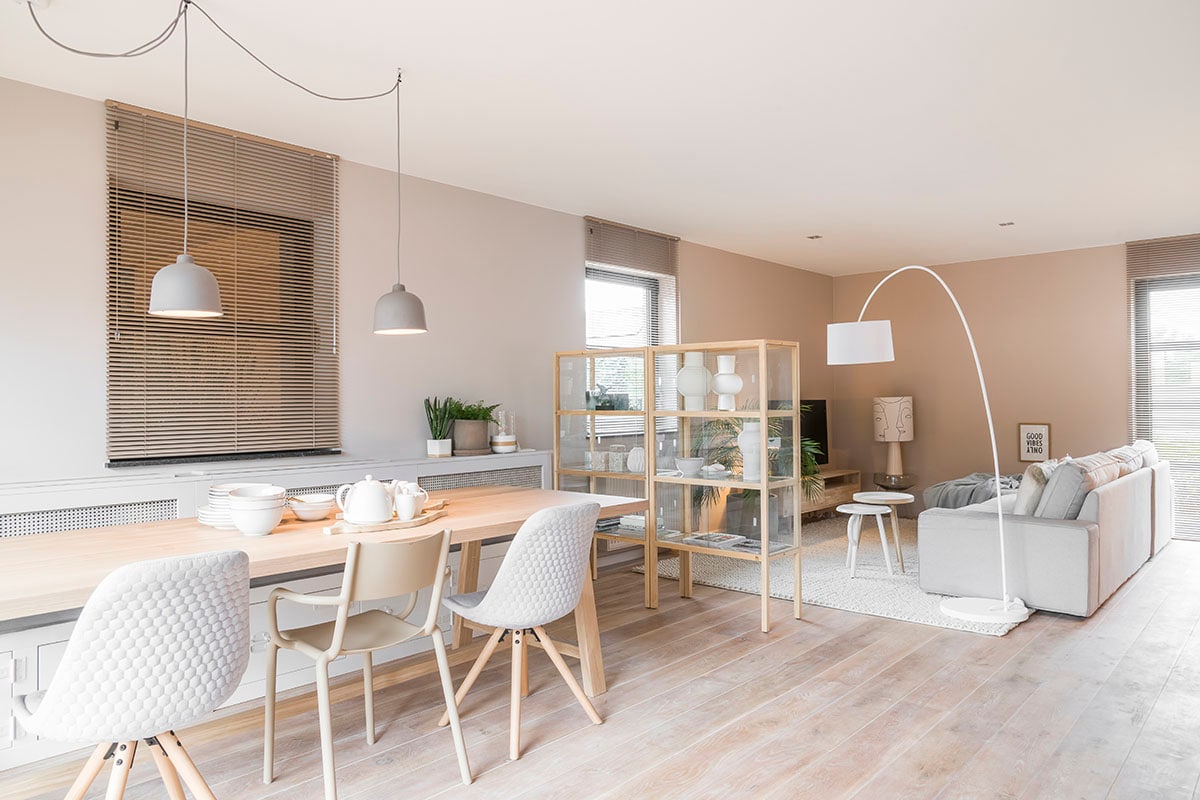 Hanglamp (Muuto), eettafel (Vincent Sheppard), beige stoel (Kartell), vloerlamp (Lucide)., Witte stoel, zetel (privébezit).