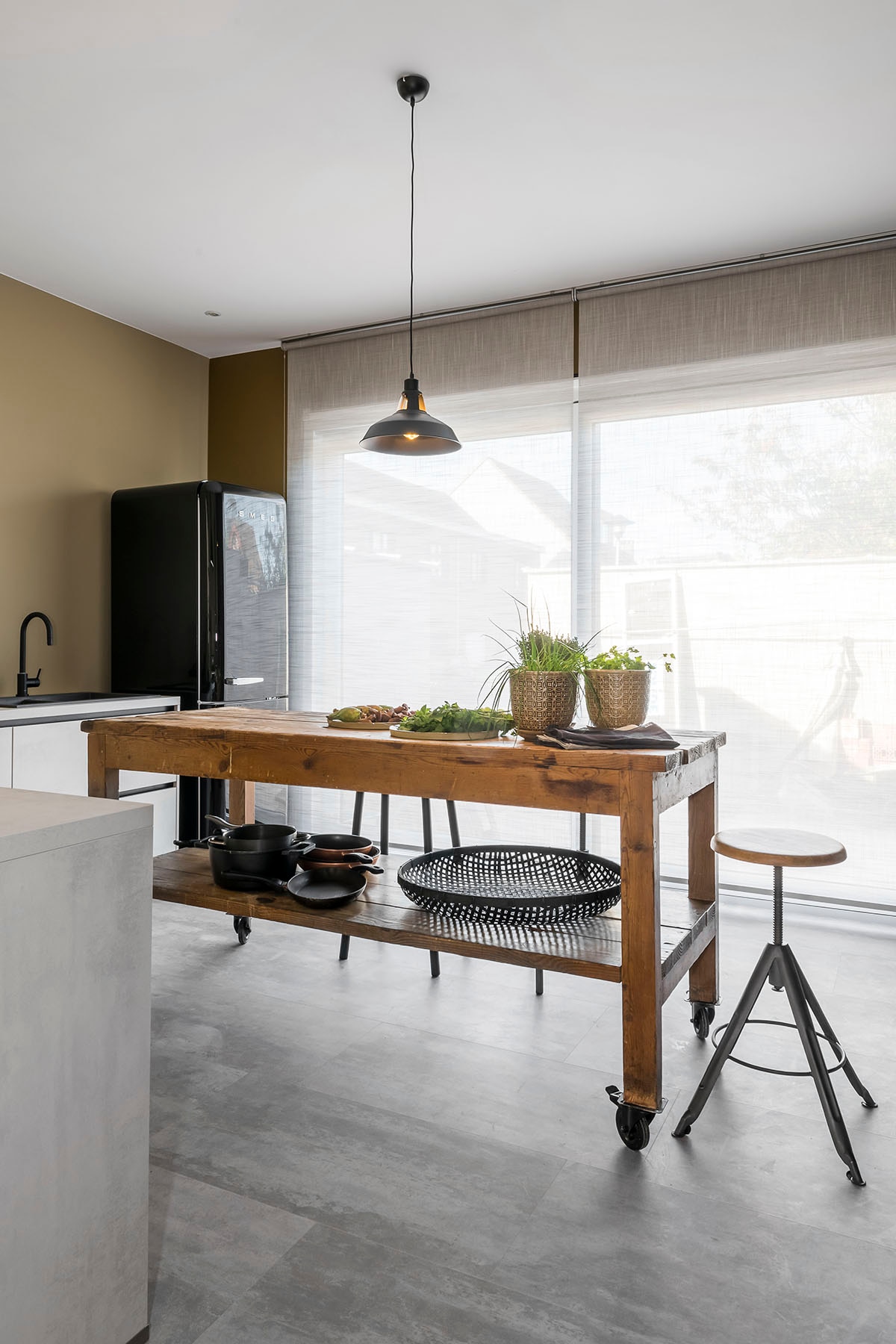Rolgordijn Premium Havana in beige (). Tafel (Depot 59), kruk (vtwonen collectie), hanglamp (Lucide).