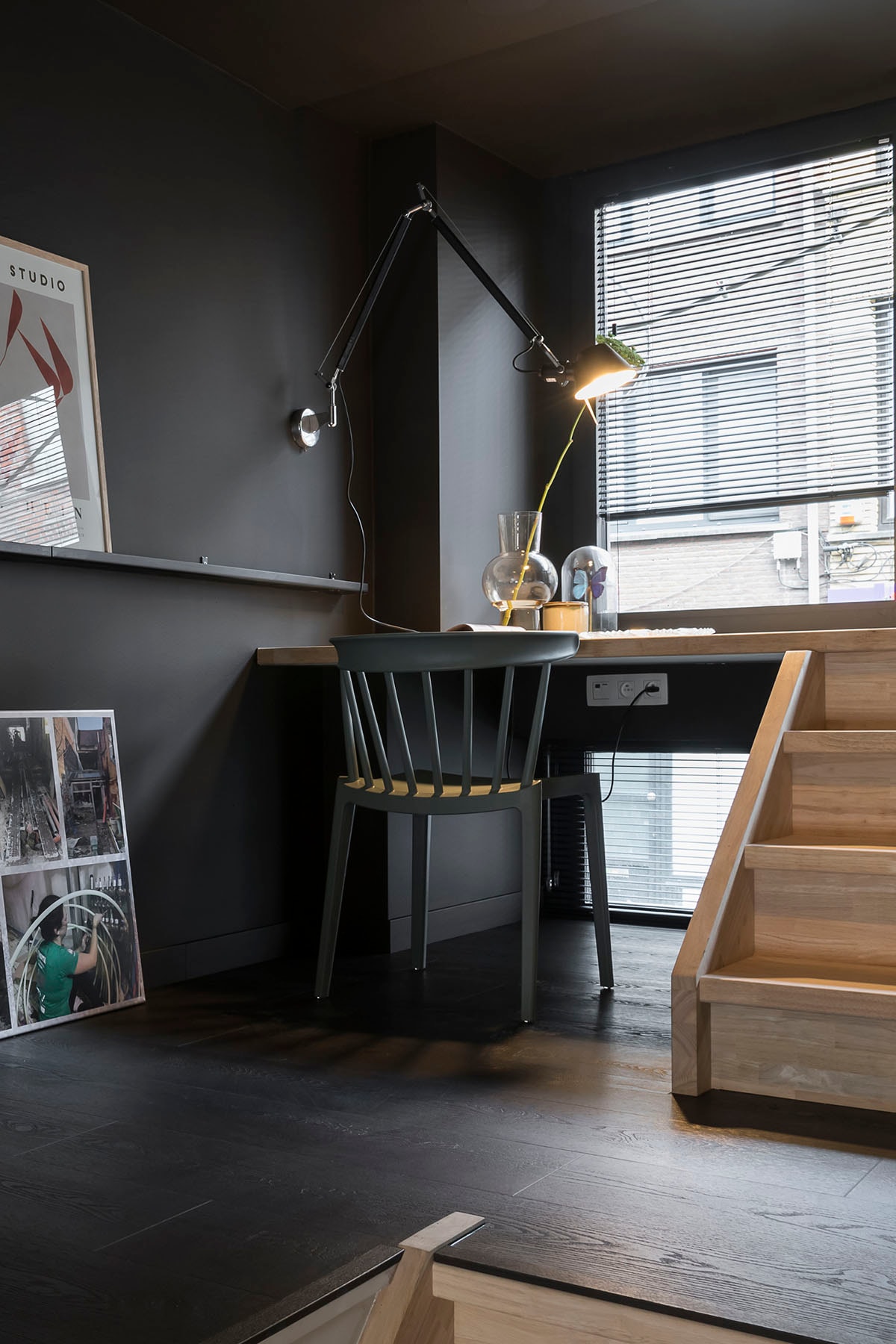 Horizontale jaloezieën in zwart (). wandlamp (Artemide), stoel (Woood), wandplank (vtwonen collectie).,