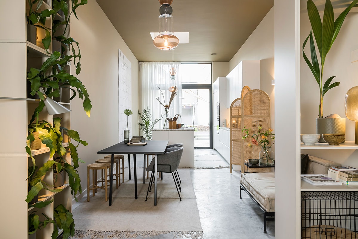 Glasgordijnen Malt in ecru (). Vakkenkast links (vtwonen collectie), tafel (HAY), tapijt en roomdivider webbing naturel (HKliving), stoel (Zuiver), kruk (HKliving), hanglamp (Fatboy), daybed (Household Hardware).