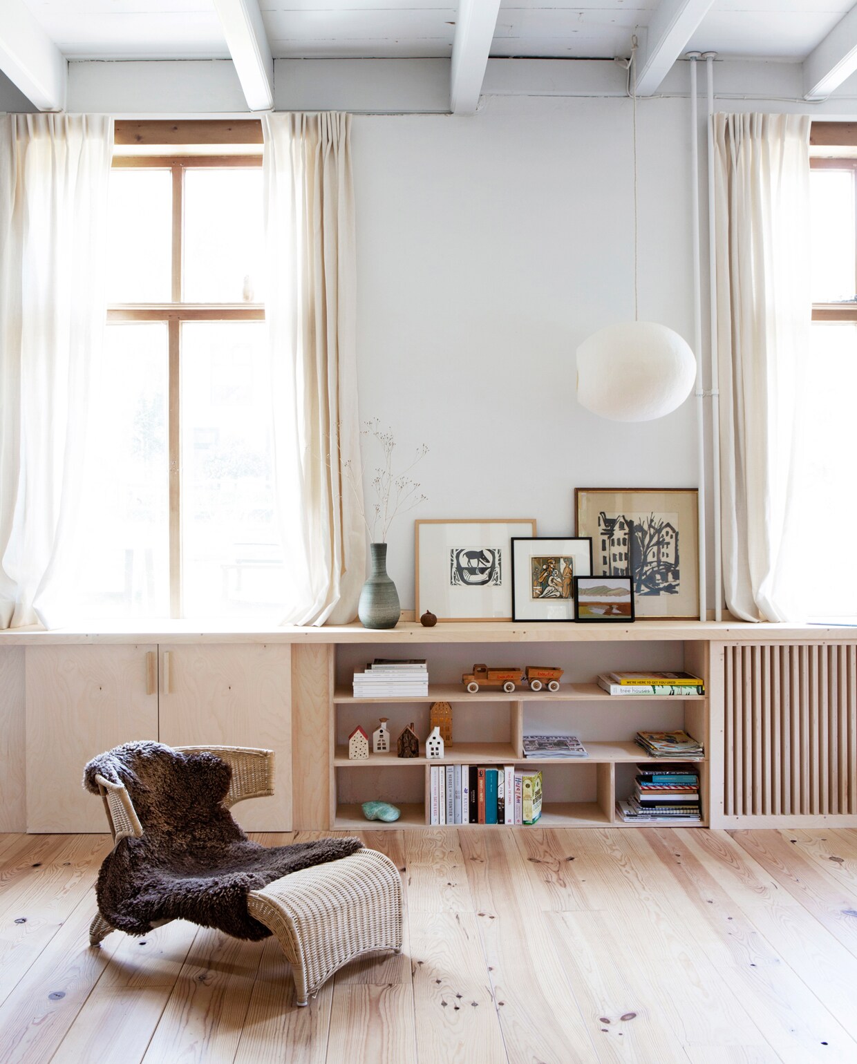 Radiatorombouw/kast, gemaakt door Woodchuck. Linnen gordijnen uit het vorige huis laten vermaken. Plafond in kleur Wood Ash van Little Greene. Alle witte muren in kleur Wevet van Farrow &amp; Ball. Schilderijen van links naar rechts: ​Plony van Zuylen, Herman Reijers, Frank Dekkers en Herman Reijers (Herman Reijers was een oom van Boris). Wolvilten lamp Lumalano. Stoeltje vintage Ikea. Vaasje vintage marktplaats.nl.