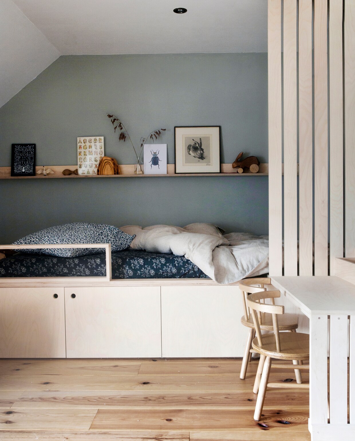 Bedden en rekje Woodchuck. Verfkleur op de muur Light Blue van Farrow &amp; Ball. Hoeslakens Camomile London. Dekbedovertrekken Zara Home. Kussensloop Ikea. Boek De Vos en de Ster. Houten speelgoed en letterkaart van Regenboogschaap. Vaasje en keverprint Dille &amp; Kamille. Konijnenprent Marktplaats. Houten konijn van Rozemarijn in Zeist. Stoeltjes Loods 5.