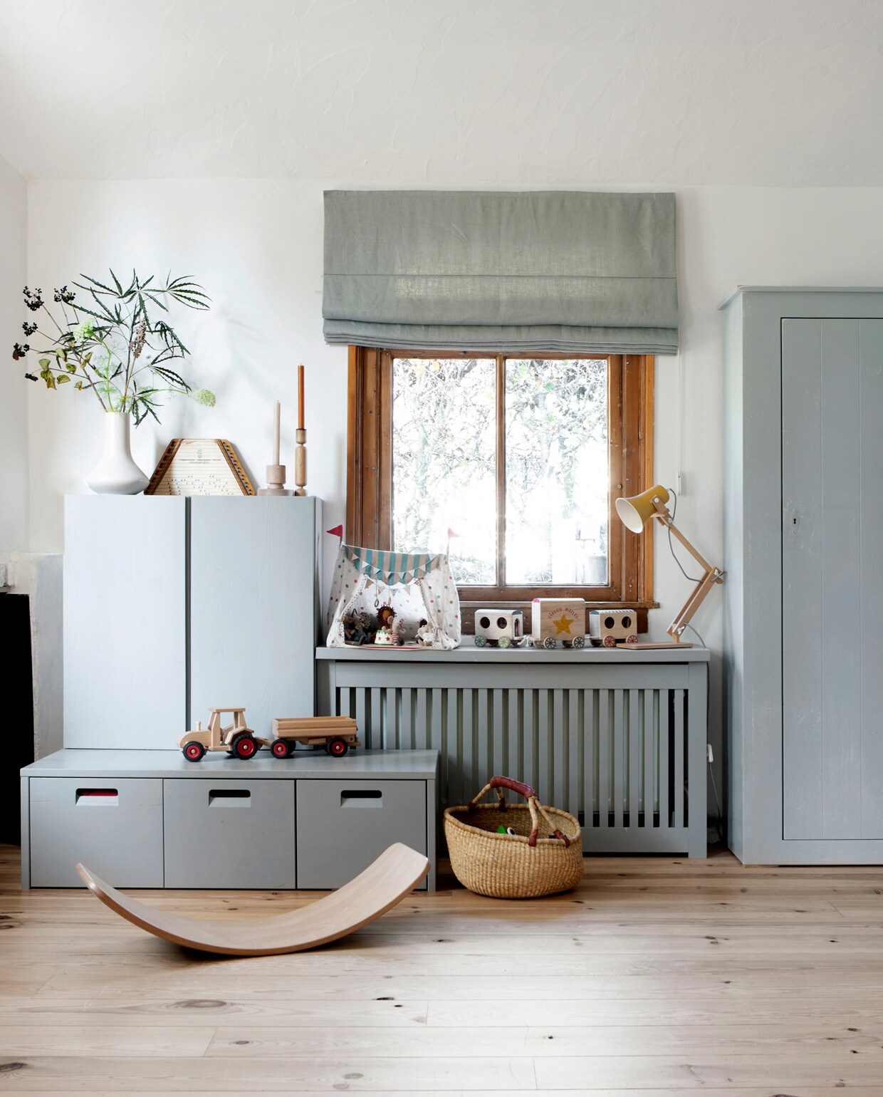 Kastje Ivar Ikea. Ladenbankje van vtwonen. Radiatorombouw Cando, geschilderd in de kleur van het ladenbankje. Vouwgordijn komt uit vorige huis. Lampje M.OSS Design. Circus Maileg. Tractor Fagus. Wobbel van Wobbel. Mand Dille &amp; Kamille. Kast rechts Timzowood Living.
