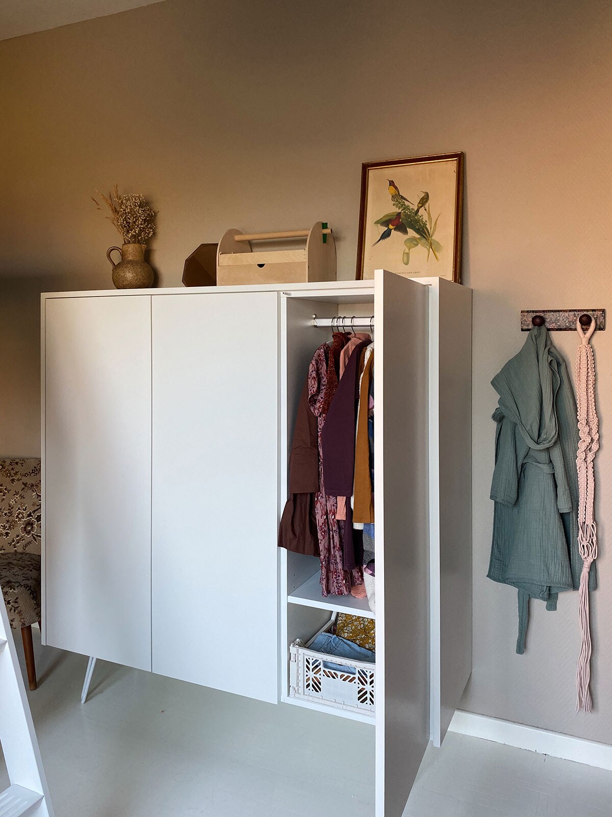 Kast op maat (Wilson Woods), kleur op de muur: Buttercream Beige (colora)
