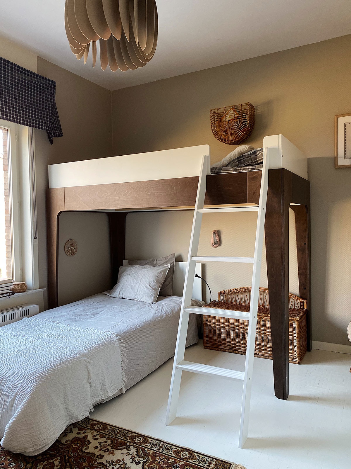 Perch stapelbed walnoot van Oeuf (Little Fashion Addict), kleur op de muur: Buttercream Beige (colora), beddengoed (IKEA)
