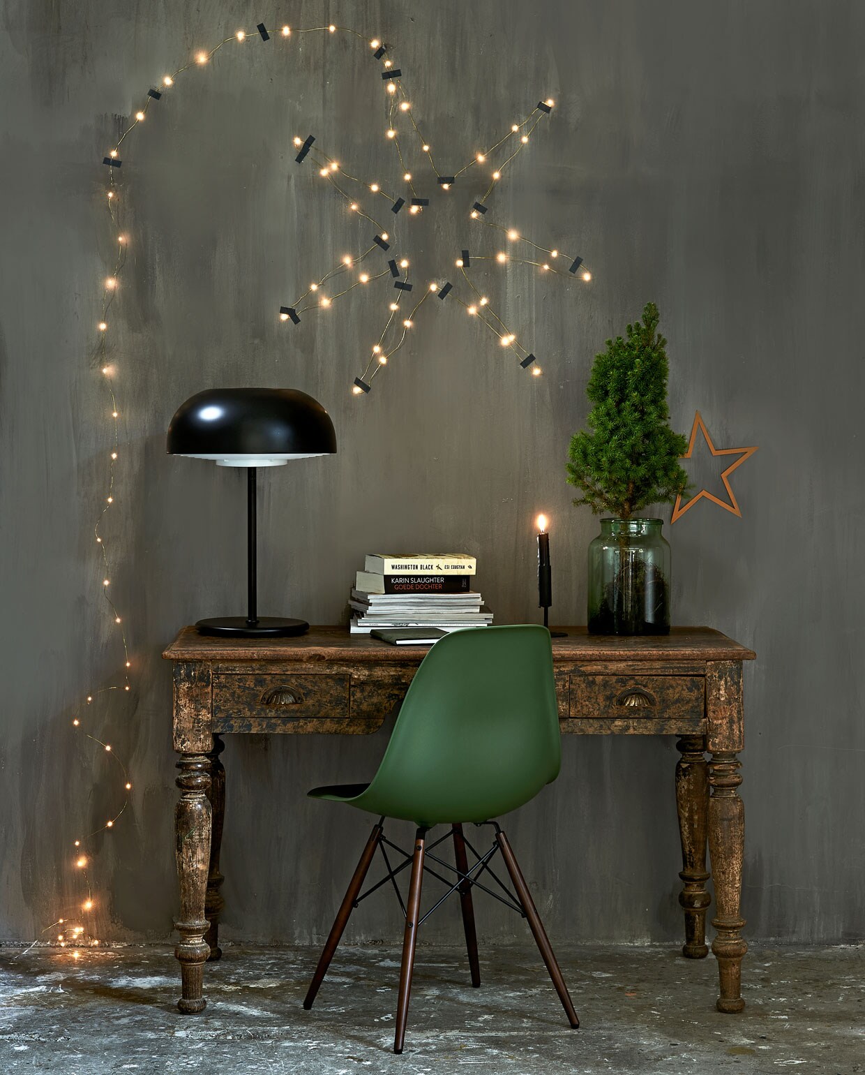 Antiek bureautje,glazen vaas (weldaad.com). Stoel Eames van Loods 5 Design (loods5.nl). Tafellamp Nymane (ikea.be). Lichtsnoer (rivieramaison.nl). Zwarte kandelaar (hema.be). Ster zelfgemaakt.