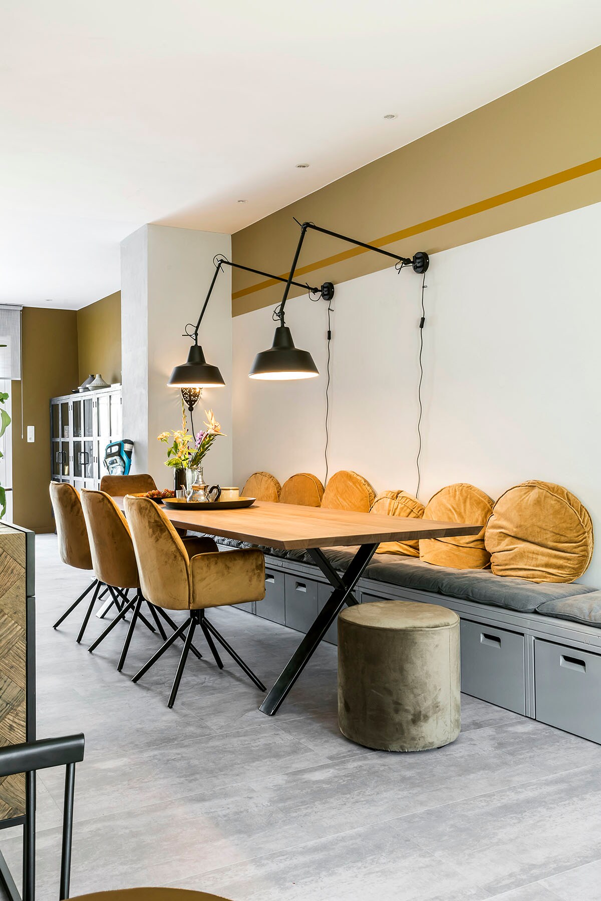 Mineral collectie – beton staal (). Eettafel (Vincent Sheppard), eetkamerstoelen en poef (Woood), opbergbank (vtwonen collectie), uitrekbare wandlampen (It’s About RoMi).