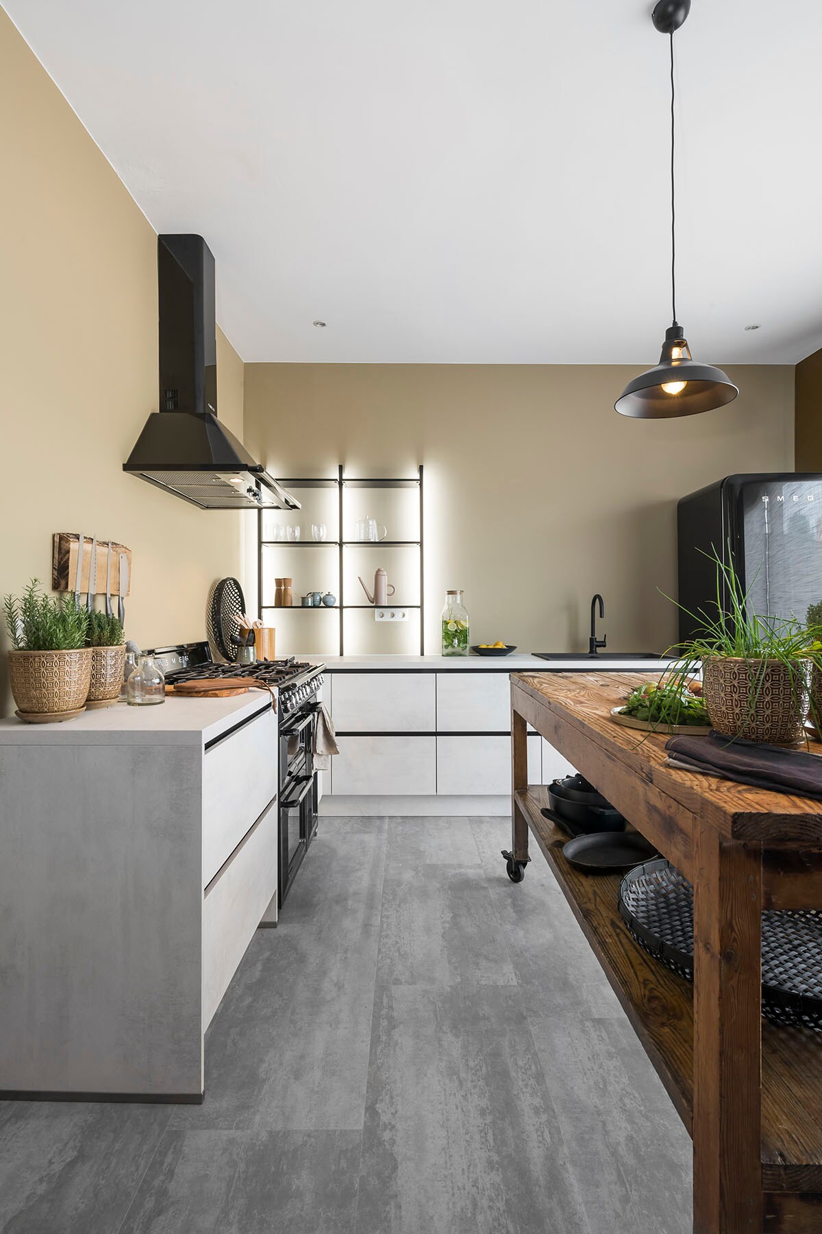 Mineral collectie – beton staal (). Tafel (Depot 59), hanglamp (Lucide).
