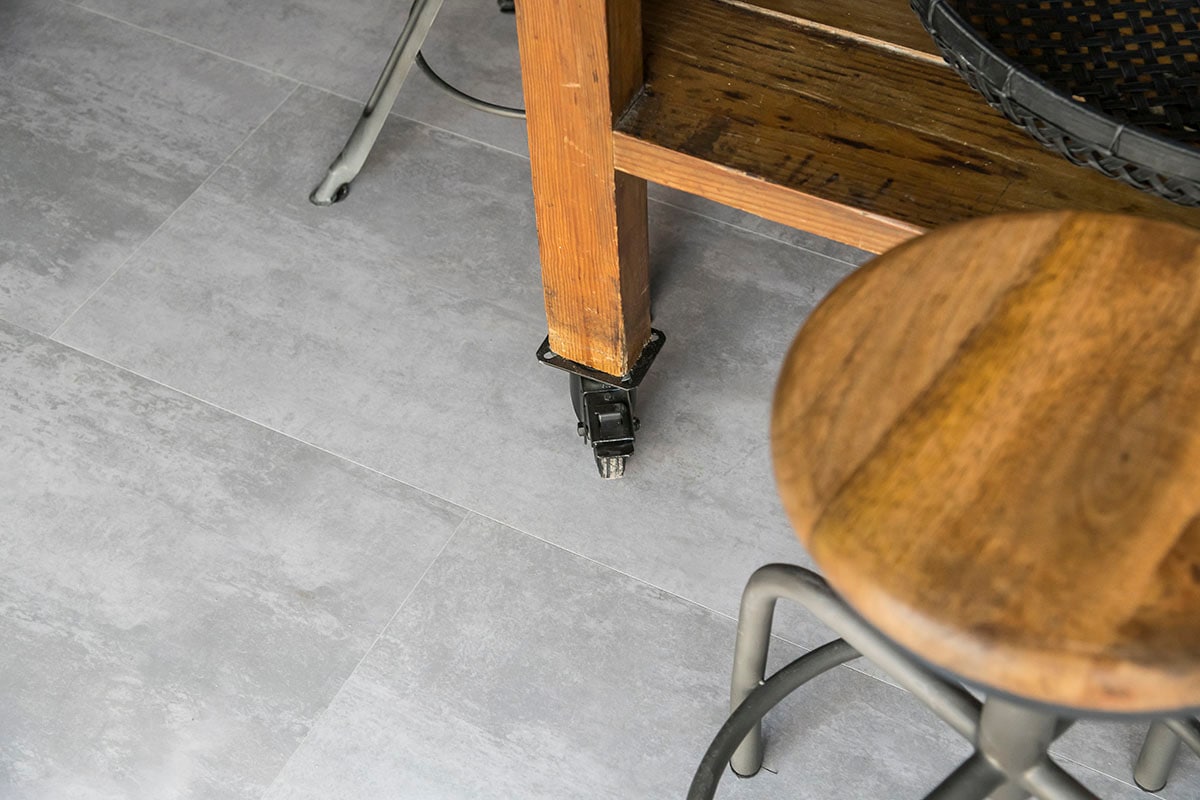 Mineral collectie – beton staal (). Tafel (Depot 59). Kruk (vtwonen collectie).