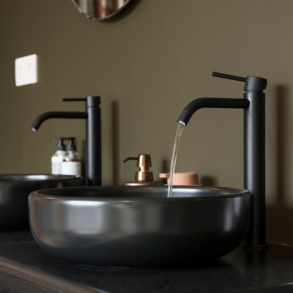 Wastafelkraan: Light – zwart mat (Paffoni bij ). Waskom: Mya – zwart mat (Burgbad bij ).