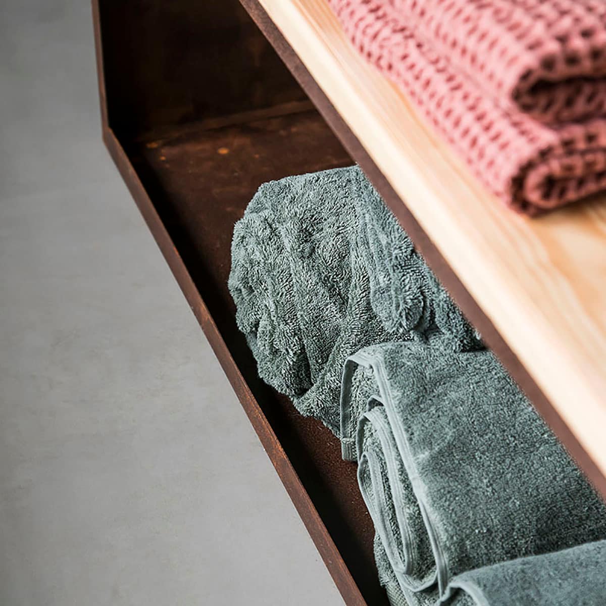Zitbank (Redfire), handdoek – roest (Ferm Living), handdoek – groen (Aquanova).