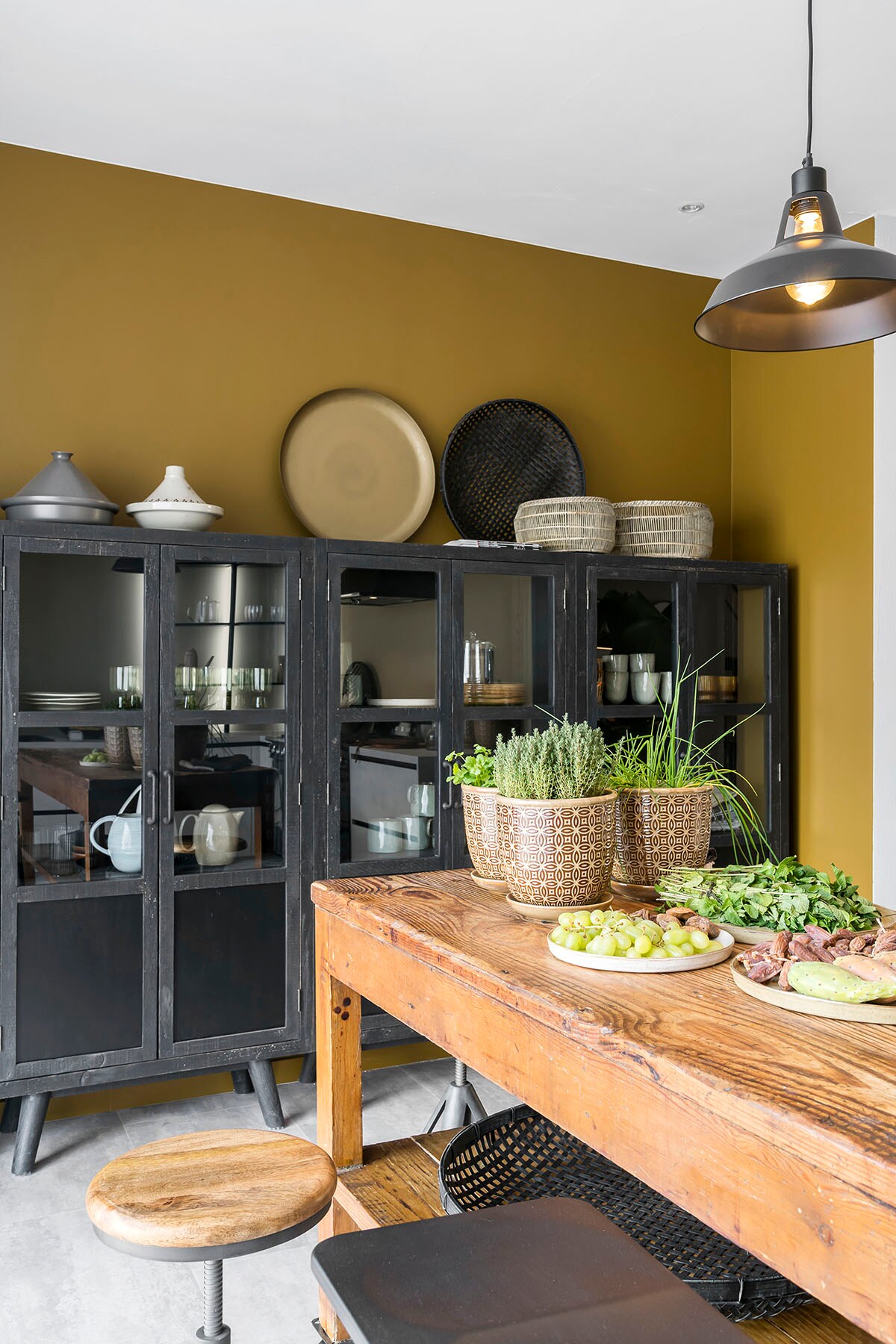 Tafel (Depot 59), hanglamp (Lucide), vitrinekast (Riverdale).