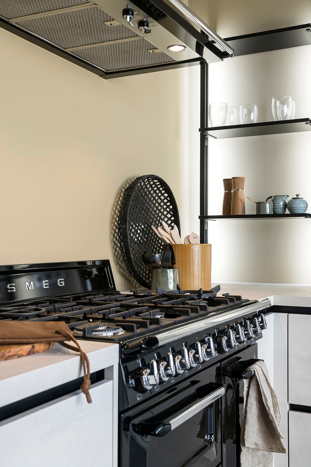 Keuken (). Dampkap en fornuis (SMEG bij ).