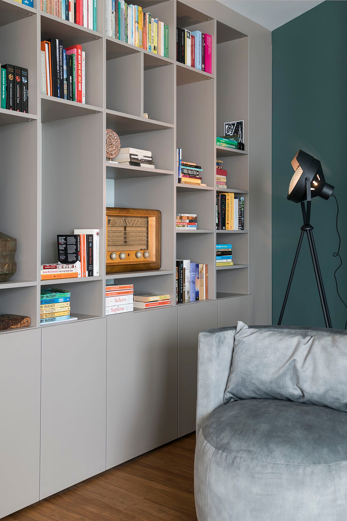 Bibliotheekkast – melamine steengrijs (). Vloerlamp (Lucide).