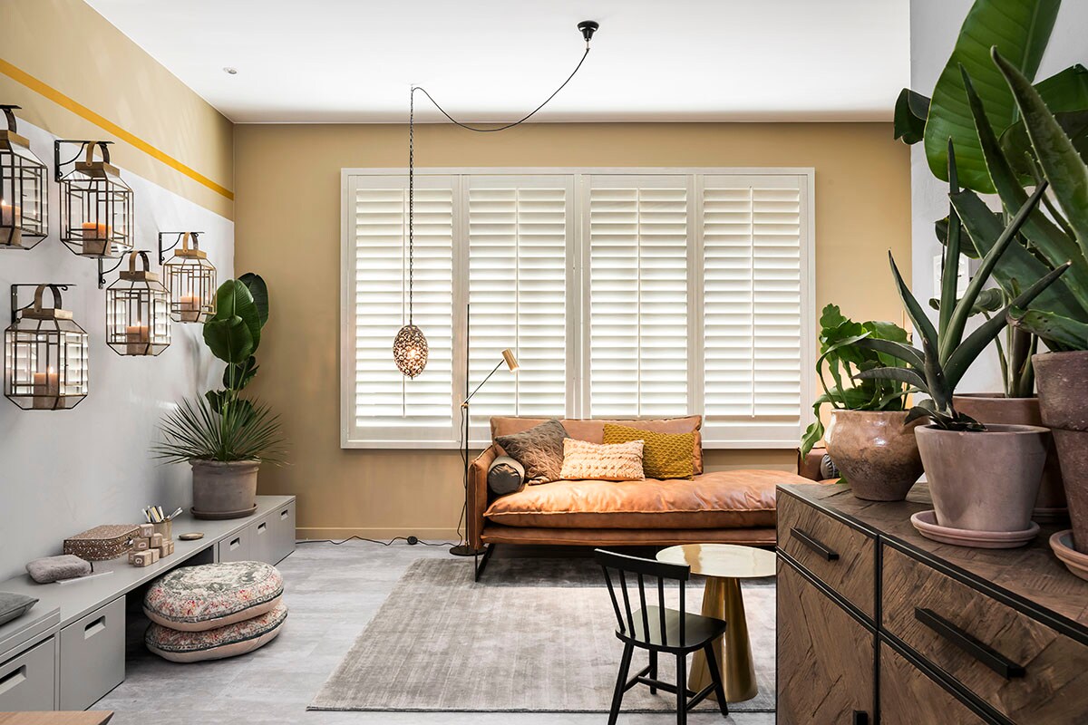 Primewood shutters – beach white – 89 mm (). Zetel (Lifestyle), vloerlamp (Lucide), lantaarns en dressoir (Riverdale), opbergbank (vtwonen collectie), zitkussen (Bloomingville), bijzettafel (HKliving). Hanglamp (privébezit).