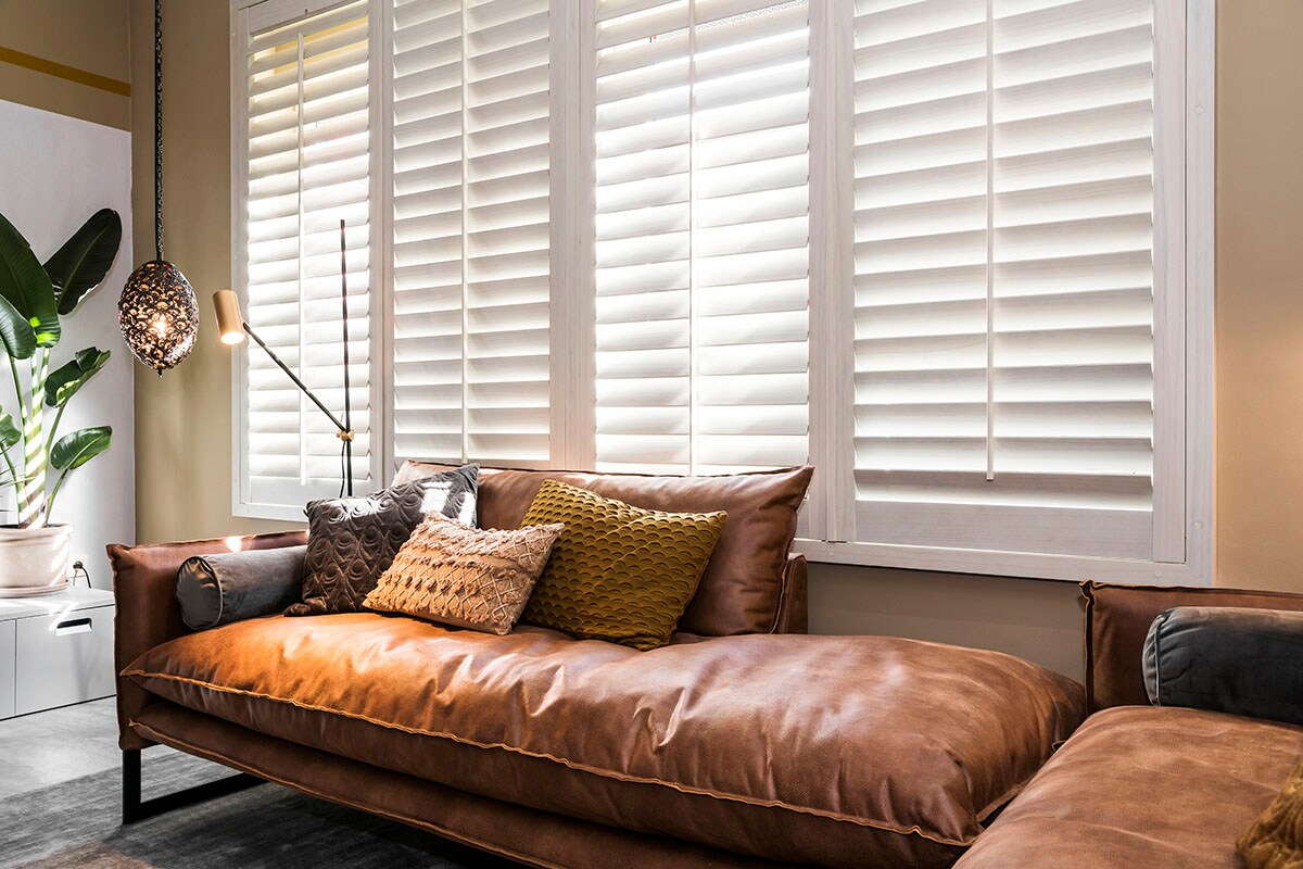 Primewood shutters – beach white – 89 mm (). Zetel (Lifestyle), vloerlamp (Lucide). Hanglamp (privébezit).